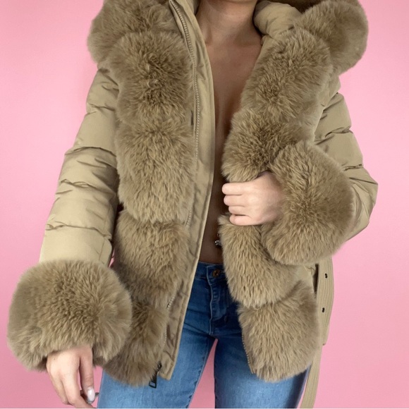 Contrast Panel Faux-Fur Hooded Belted Coat - Picture 7 of 9